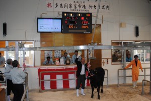１番牛に65万１０００円の高値が付き笑顔を見せる下地村長＝19日、ＪＡおきなわ多良間家畜市場