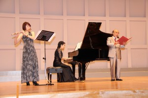 ノビコフの「道」を歌う伊江さん（右）とフルートの江島さん（左）、ピアノの渡久山さん