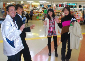 宮国浩行・三代子さん夫妻（左）は孫結菜さん（右から２人目）と三代子さんの姉ノールさん（右）を見送った＝４日、宮古空港