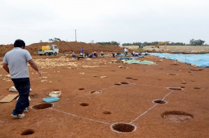 大規模な集落跡が確認され、建物跡２基と人骨２体も発見された＝23日、平良字松原のミヌズマ遺跡