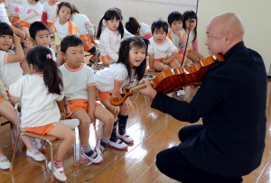 園児たち天野さん夫妻が奏でるクラシック音楽を堪能した＝８日、みつば幼稚園