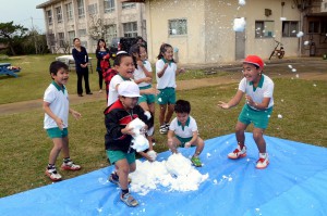 雪合戦を楽しむ児童たち＝22日、宮原小学校