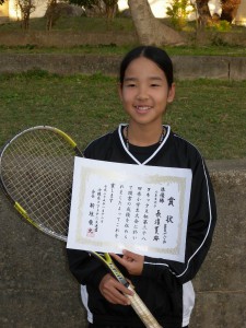 県小学生ソフトテニス大会で準優勝した長濱夏海さん＝15日、東小学校