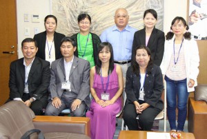 下地市長（後列中央）を表敬訪問したミャンマーからの研修生たち＝12日、市役所平良庁舎