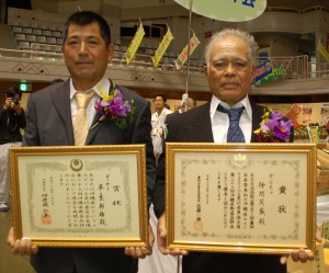 金賞を受賞した仲間さん（右）と平良さん＝３日、奥武山公園武道館