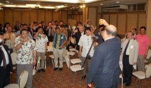 オリックス球団の優勝、日本一を祈念して杯が挙げられた＝５日夕、ホテル共和