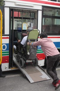 車椅子利用者が実証試験運行が行われている「まちなかバス」に乗降体験した＝７日、サンエーショッピングタウン宮古衣料館前