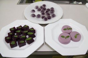 紫イモを使ったスイーツの見本品。（右から時計回りに）プリン、ようかん、水まんじゅう