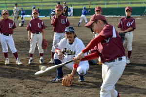 坂口選手の指導を受けながら打撃練習をする子どもたち＝10日、宮古島市民球場