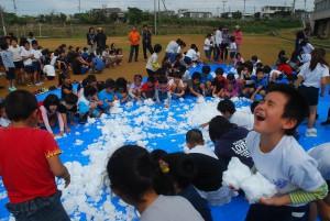 子どもたちは雪に触って歓声を上げていた＝14日、久松小学校