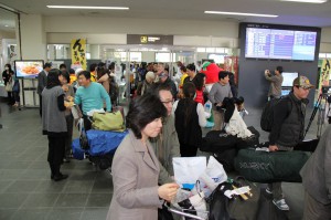 宮古に到着した韓国チャーター便ツアー客たち＝８日、宮古空港