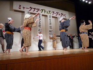 フィナーレでクイチャーを踊る参加者たち＝６日、石垣市民会館
