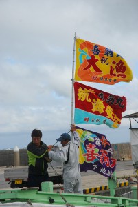 旧正月を控え鮮やかな大漁旗が掲げられた漁船＝９日、佐良浜漁港