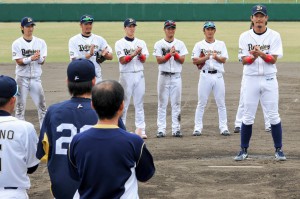 坂口選手会長（右）の一本締めでキャンプを打ち上げた＝22日、市民球場
