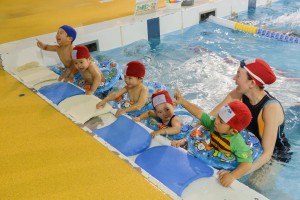 浮き輪クラスに参加した児童は水遊びを楽しんだ＝19日、スポーツアカデミー宮古島