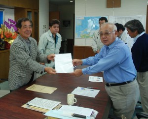 比嘉理事長（左）が下地市長に要請書を手渡した＝12日、市役所平良庁舎