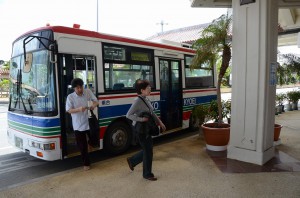 試験運行初日から市民や観光客が利用した「まちなかバス」＝４日、宮古空港