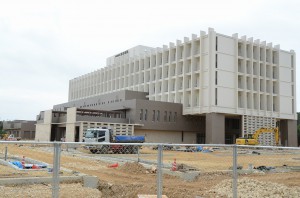 本館の建物工事が28日に完了する新宮古病院＝27日、新宮古病院