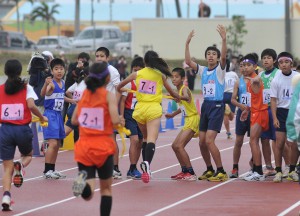 ２７校の１区走者が一斉にスタート。各校の代表児童が健脚を競い合った＝２３日、宮古島市陸上競技場