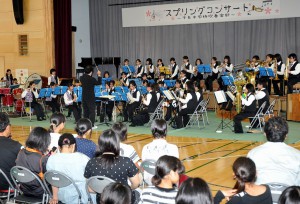 復興支援曲を演奏する平良中吹奏楽部の生徒たち＝20日、平良中学校体育館