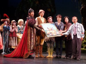 2日間の公演を成功させ、劇団四季からサイン入りパネルが友の会に贈られた＝3月8日、マティダ市民劇場