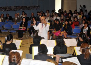 退職記念コンサートで指揮をとる長濱隆さん＝24日、市中央公民館