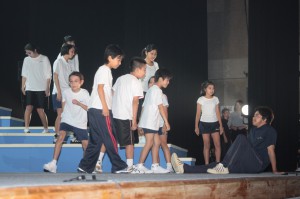 小学生の団員たちが「ゆうたっちょの中学生絵日記」を伸び伸びと演技した＝16日、マティダ市民劇場