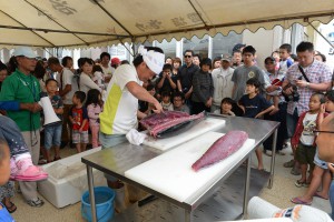 ２周年記念イベントで行われたマグロの解体ショーは大きな人気を集めていた＝17日、宮古島海中公園