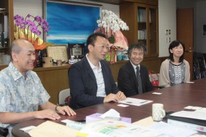 宮古島でのワークショップについて説明する琉大の岸本教授（左端）と東京理科大の曽我教授（左から２人目）ら＝21日、市長室