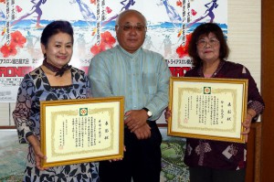 食生活改善の功労者として表彰された外間千枝子さん（左）と砂川美枝子さん（右）。中央は下地市長＝27日、市役所平良庁舎