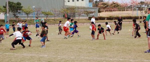 宮古島の児童らがトッププレーヤーの実技指導を受けたラグビー教室＝17日、市多目的運動場