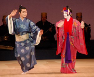 人間国宝の板東玉三郎さん（右）の相手役を演じる川満さん＝17日、国立劇場おきなわ