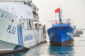 巡視船「よなくに」（左）に横付けする拿捕された中国さんご漁船＝２日午後６時すぎ、平良港第３埠頭