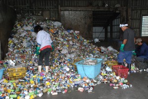 空き缶などのリサイクルが行われている＝17日、市ごみ処理施設