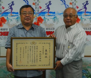 下地市長（右）に環境大臣賞受賞を報告する仲地さん＝25日、市役所平良庁舎