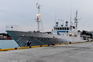 0日から停泊している水産庁取締船「いせはま」＝12日、平良港