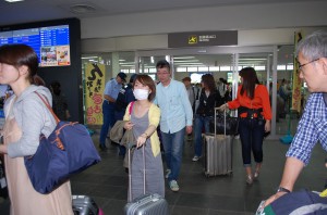 ゴールデンウイークを宮古島で過ごすために多くの観光客が訪れた＝27日、宮古空港