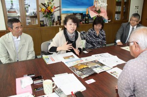 市長に映画上映で協力を要請する岡田会長（左から２人目）＝８日、市長室