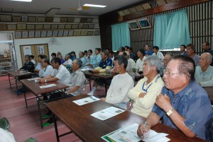 多くの農家が参加しフェロモン防除試験の成果について報告を受けた＝19日、福山公民館