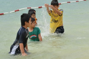 初泳ぎで子どもたちは元気に水を掛け合った