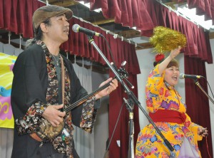 宮古初ライブで歌うイチャリバーズの豊岡正司さん（左）と玉城真澄さん＝６日、伊良部国仲の女性・若者等活動促進施設