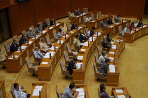 県議会は日台漁業協定に反対し見直しを求める意見書を全会一致で可決した＝18日、県議会本会議場