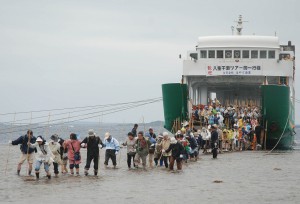 観光客らは次々と下船し約１時間の上陸を満喫した＝11日、八重干瀬の中のキジャカ干瀬