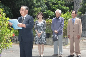写真左から碑に向かって追悼の言葉を述べる庭月野さん。笹井さん、松本さん、栗之脇さん＝29日、平良二重越の慰霊の碑前
