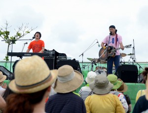 竹原ピストル、大橋卓弥ら有名アーティストが熱気あふれるステージで会場を盛り上げた＝25日、トゥリバー地区海浜第２緑地