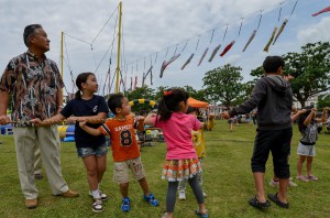 参加者たちがロープを引き鯉のぼりを掲揚した＝３日、うえのドイツ文化村