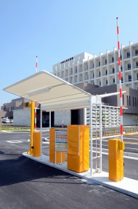 有料化に伴い駐車場には駐車券発行機と料金精算機が設置されている＝７日、新宮古病院