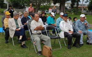 市民らが参加した憲法を語る集い＝３日、カママ嶺公園