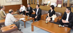 長濱副市長（左から２人目）を表敬訪問する水江会長（右から３人目）ら「市民ネット・むろらん」所属の議員ら＝９日、市役所平良庁舎