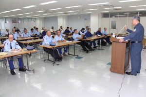 法定教育講習を受講する警備員たち＝１４日、平良港ターミナルビル
